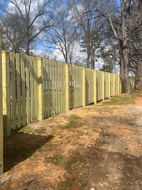 8&rsquo; Shadowbox Fence